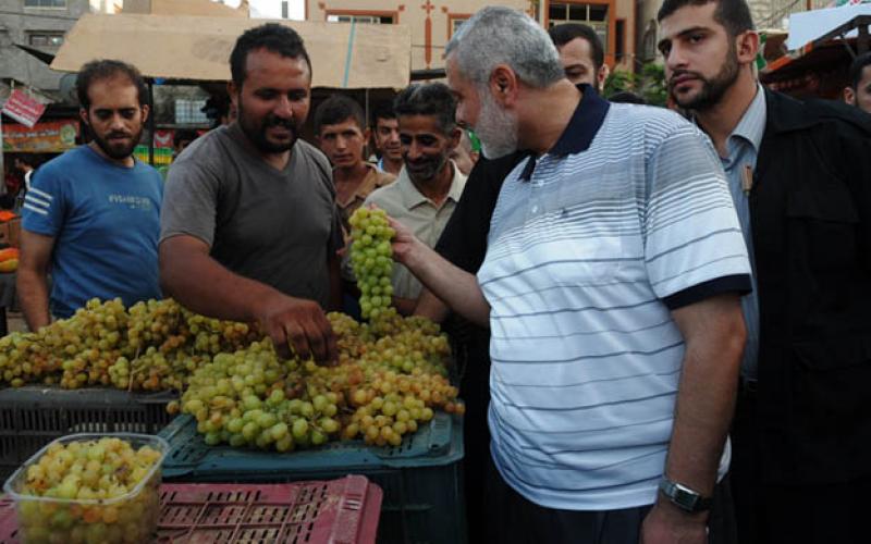 صور..رئيس الوزراء يتفقد سوق الشيخ رضوان