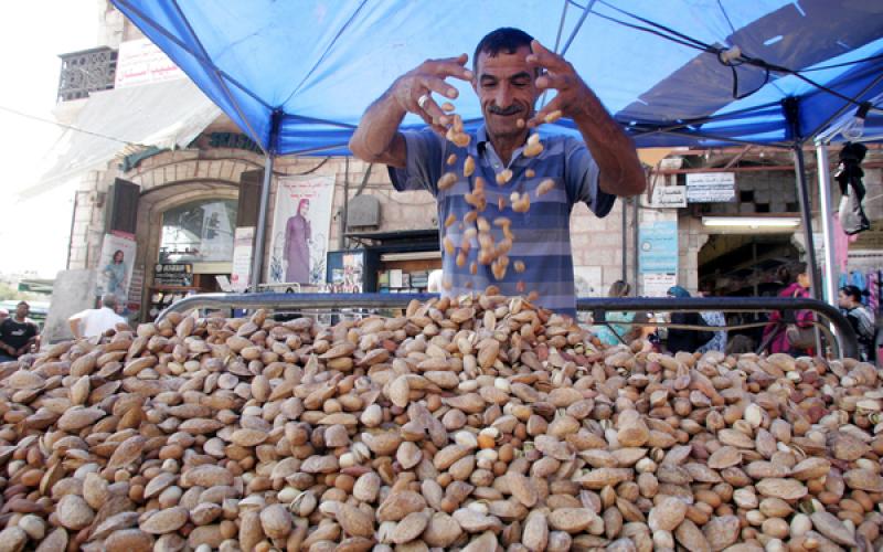 بالصور.. أسواق فلسطين تستعد للعيد
