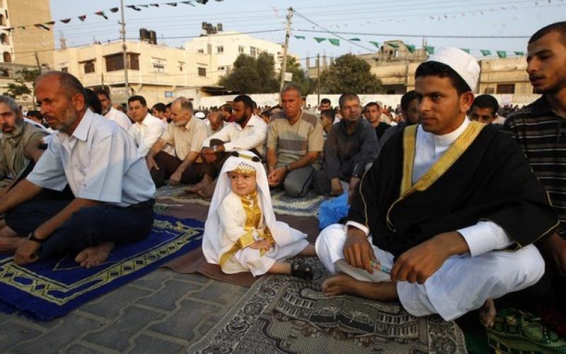 بالصور.. رئيس الوزراء يؤم المصلين في العيد