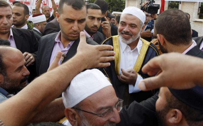 بالصور.. رئيس الوزراء يؤم المصلين في العيد