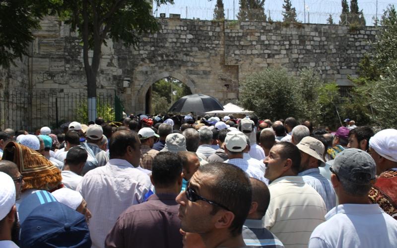 بالصور.. 320 ألف مصلٍ بالأقصى