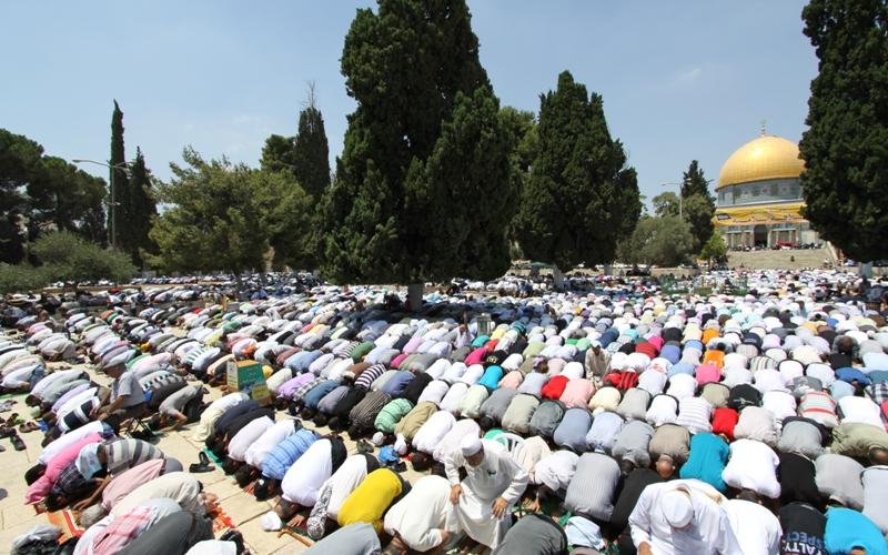 بالصور.. 320 ألف مصلٍ بالأقصى