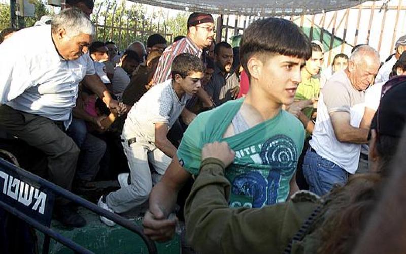 صور .. معاناة الفلسطينيين على الحواجز الإسرائيلية