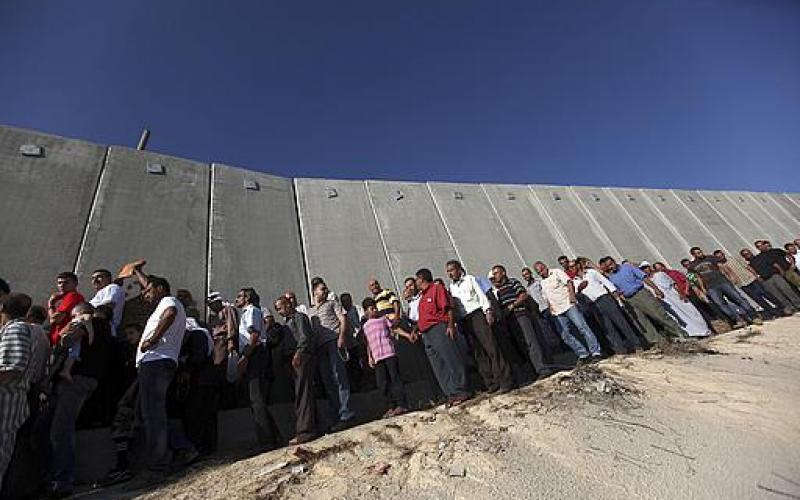 صور .. معاناة الفلسطينيين على الحواجز الإسرائيلية