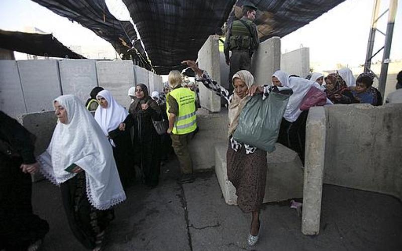 صور .. معاناة الفلسطينيين على الحواجز الإسرائيلية
