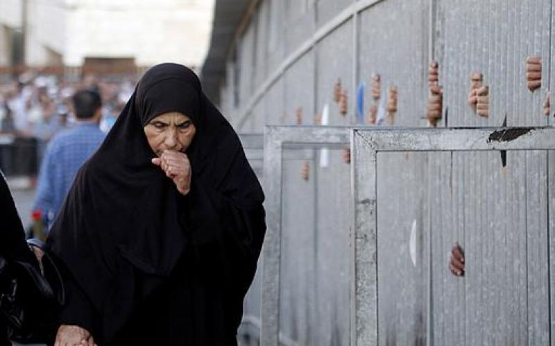 صور .. معاناة الفلسطينيين على الحواجز الإسرائيلية