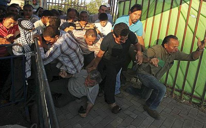 صور .. معاناة الفلسطينيين على الحواجز الإسرائيلية