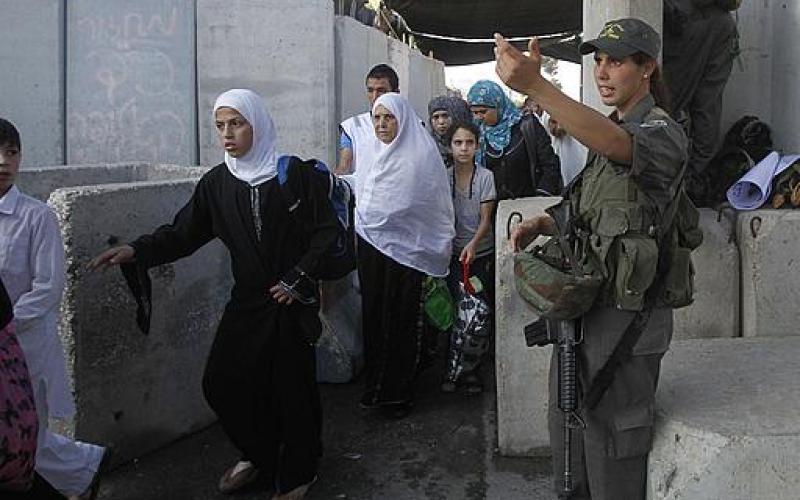 صور .. معاناة الفلسطينيين على الحواجز الإسرائيلية