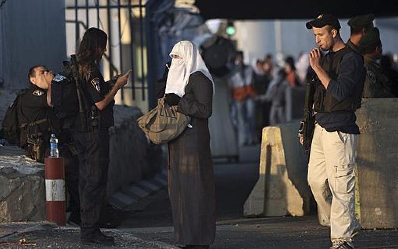 صور .. معاناة الفلسطينيين على الحواجز الإسرائيلية