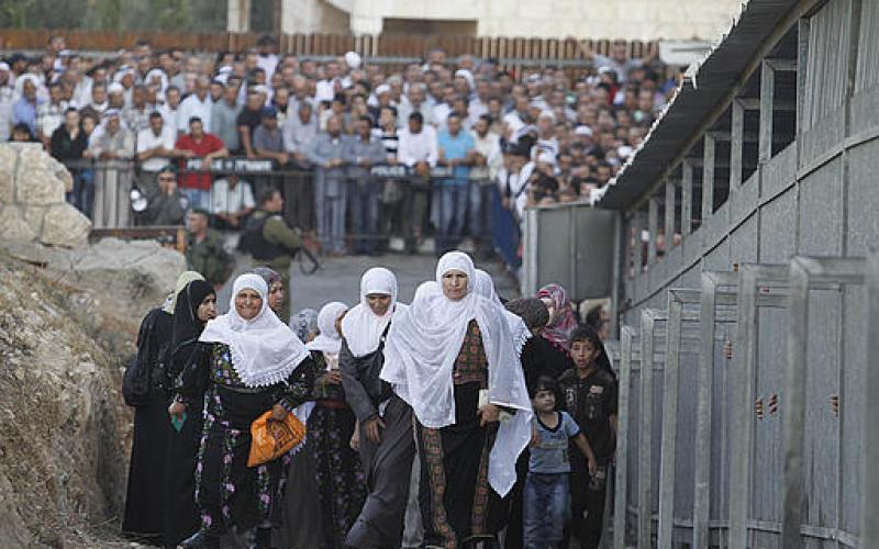 صور .. معاناة الفلسطينيين على الحواجز الإسرائيلية