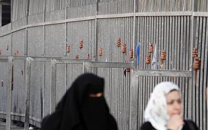 صور .. معاناة الفلسطينيين على الحواجز الإسرائيلية