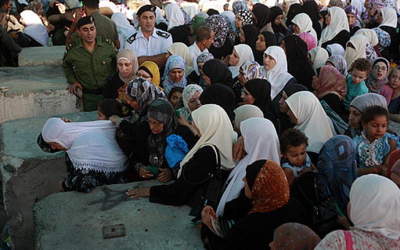صور .. معاناة الفلسطينيين على الحواجز الإسرائيلية