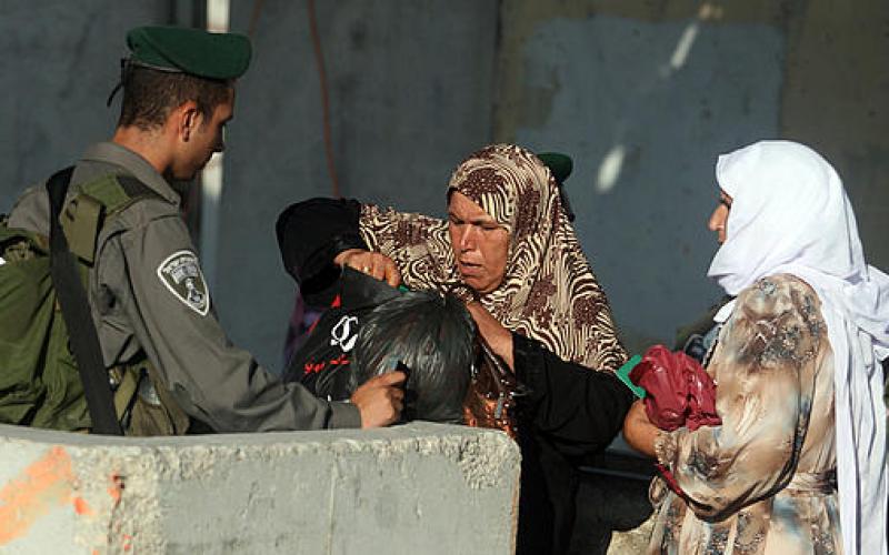 صور .. معاناة الفلسطينيين على الحواجز الإسرائيلية