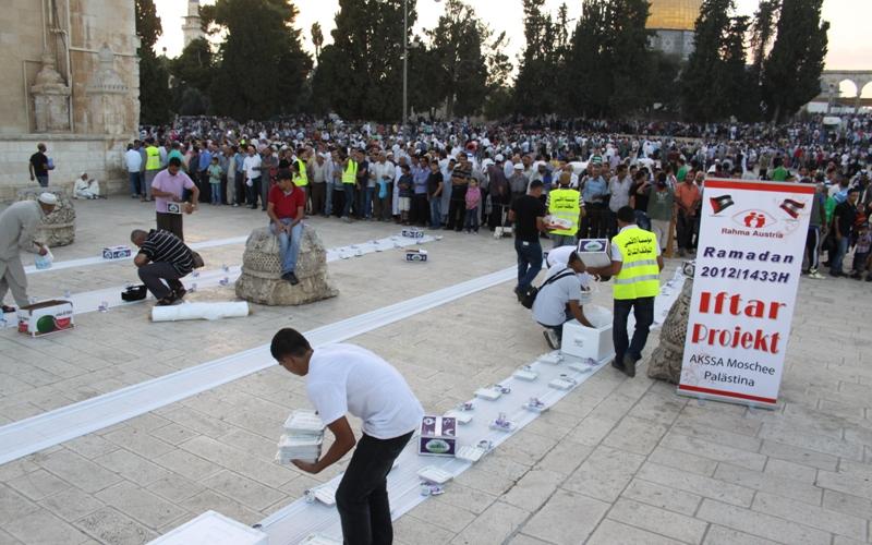 صور.. تقديم 15 ألف وجبة في المسجد الأقصى