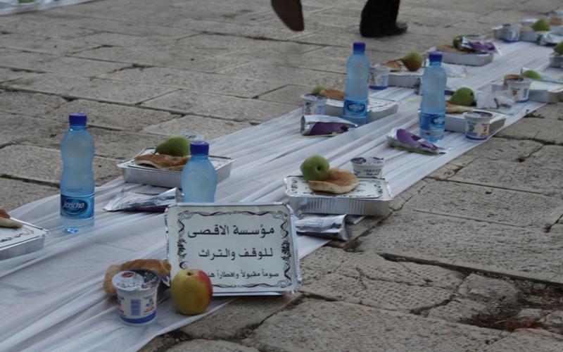 صور.. تقديم 15 ألف وجبة في المسجد الأقصى