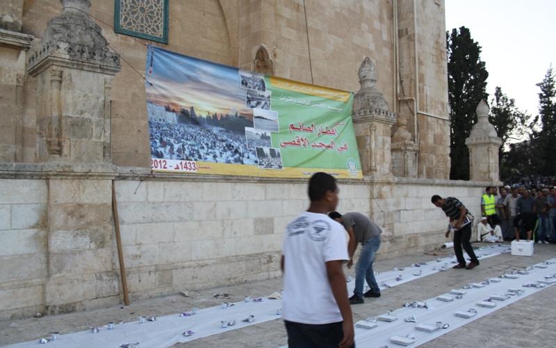 صور.. تقديم 15 ألف وجبة في المسجد الأقصى
