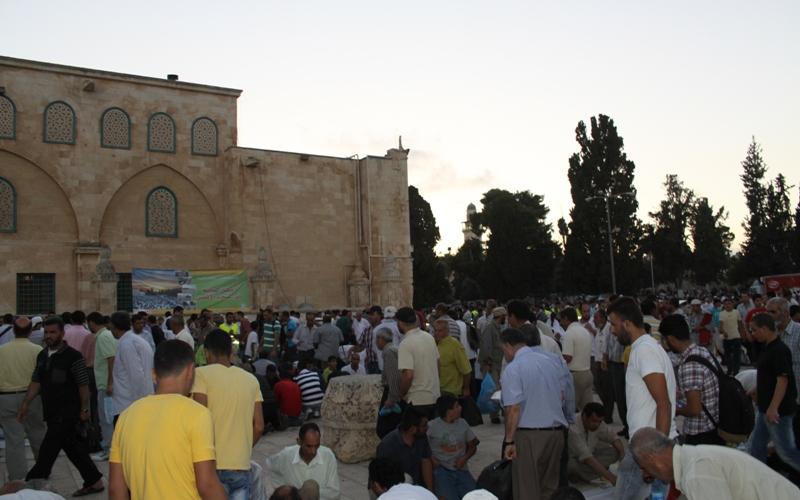 صور.. تقديم 15 ألف وجبة في المسجد الأقصى
