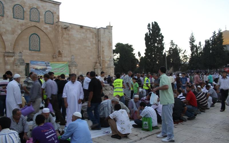 صور.. تقديم 15 ألف وجبة في المسجد الأقصى