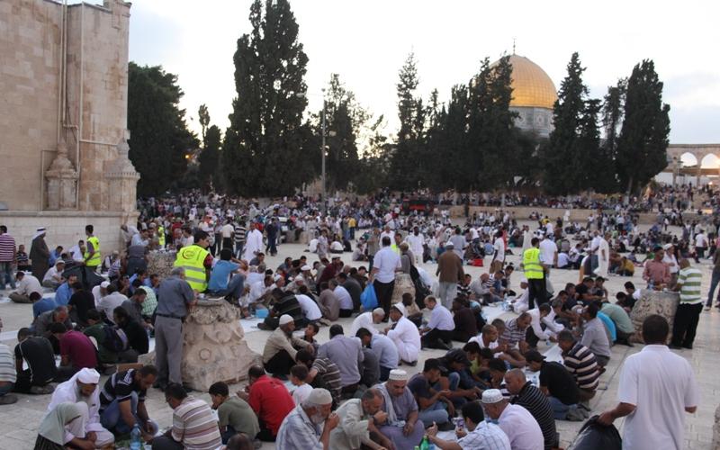 صور.. تقديم 15 ألف وجبة في المسجد الأقصى