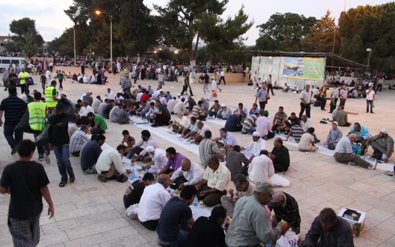 صور.. تقديم 15 ألف وجبة في المسجد الأقصى