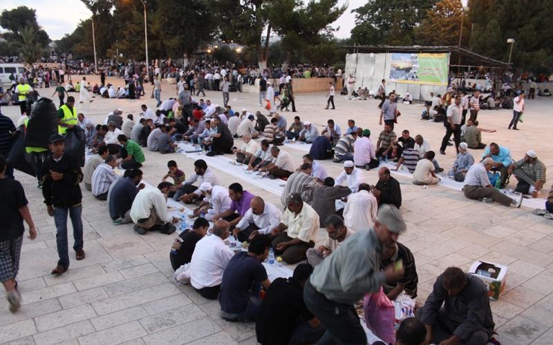 صور.. تقديم 15 ألف وجبة في المسجد الأقصى