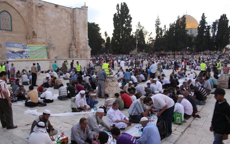 صور.. تقديم 15 ألف وجبة في المسجد الأقصى