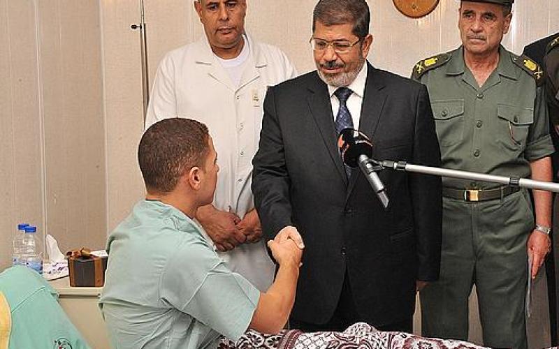 بالصور.. مرسي يتفقد جرحى عملية سيناء