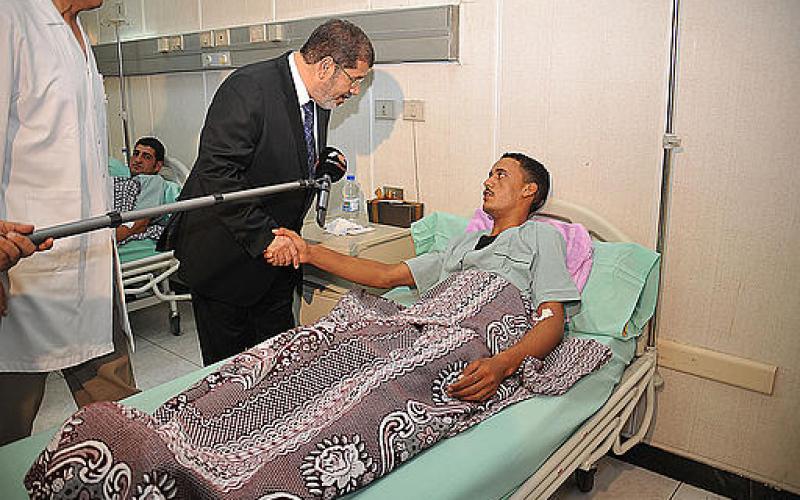 بالصور.. مرسي يتفقد جرحى عملية سيناء