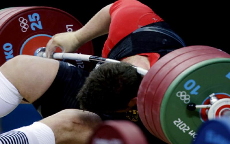 بالصور.. إصابة بطل ألمانيا أثناء رفع الأثقال