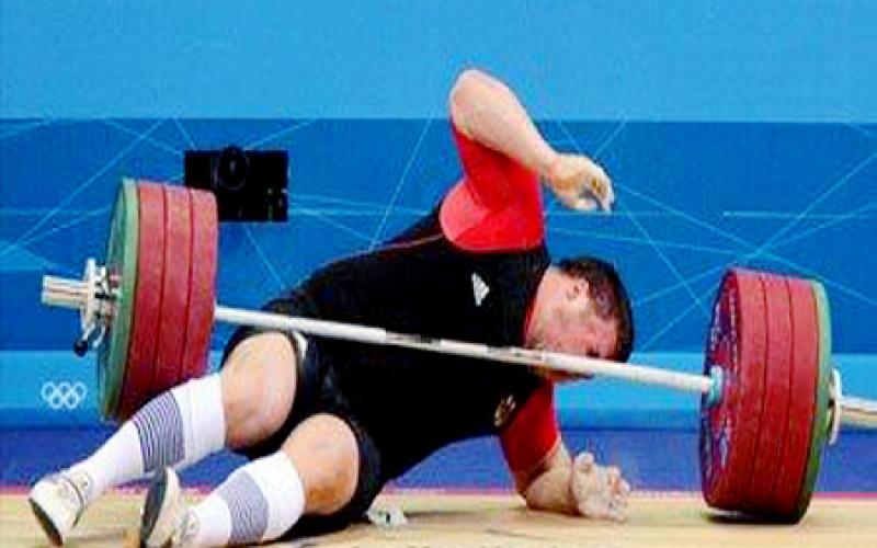 بالصور.. إصابة بطل ألمانيا أثناء رفع الأثقال