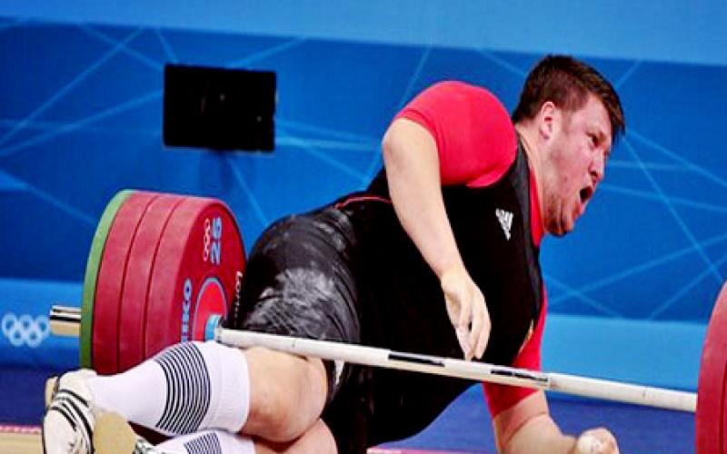 بالصور.. إصابة بطل ألمانيا أثناء رفع الأثقال