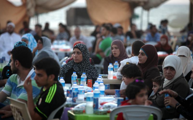 صور.. هنية يشارك المحررين إفطارا جماعيا