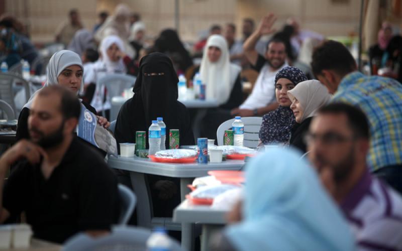 صور.. هنية يشارك المحررين إفطارا جماعيا
