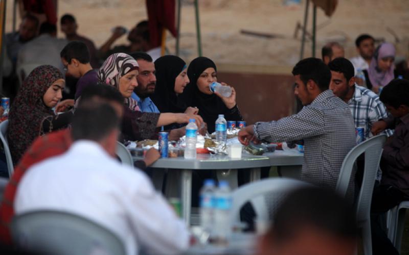 صور.. هنية يشارك المحررين إفطارا جماعيا