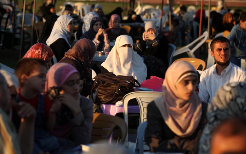 صور.. هنية يشارك المحررين إفطارا جماعيا