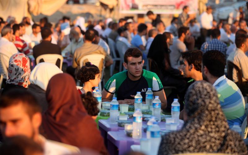 صور.. هنية يشارك المحررين إفطارا جماعيا