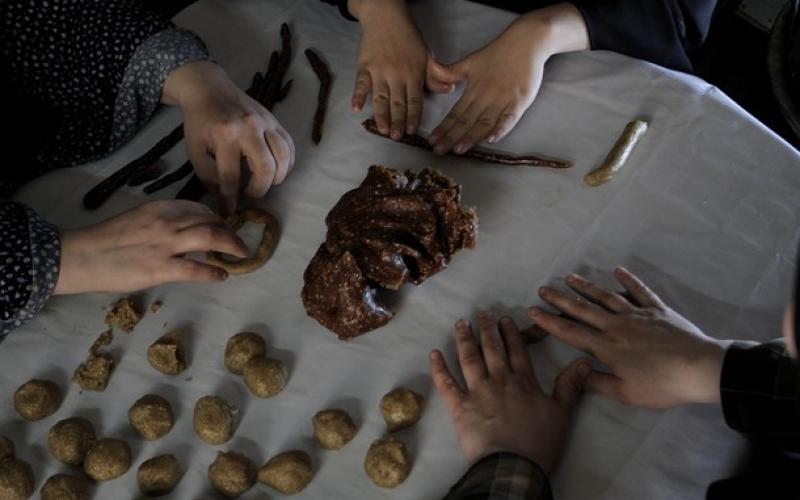 صور.. أهالي غزة يجهزون "كعك العيد"