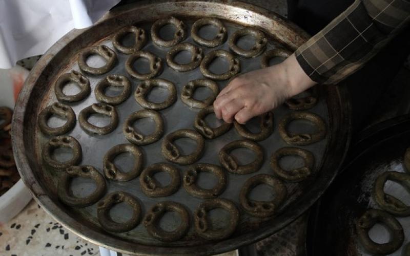 صور.. أهالي غزة يجهزون "كعك العيد"
