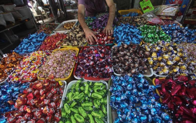صور.. بهجة في أسواق غزة على أعتاب العيد
