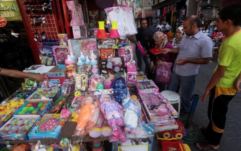 صور.. بهجة في أسواق غزة على أعتاب العيد