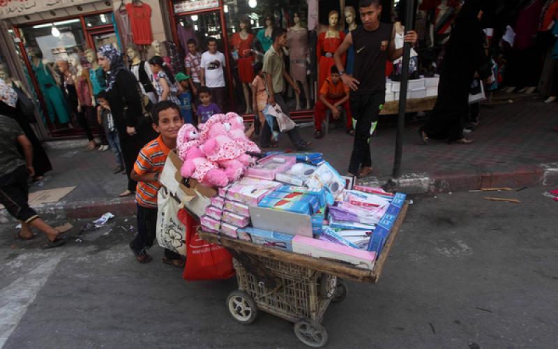 صور.. بهجة في أسواق غزة على أعتاب العيد