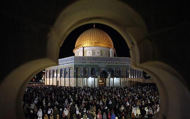 صور.. 300 ألف مصلٍ يحيون "القدر" بالأقصى
