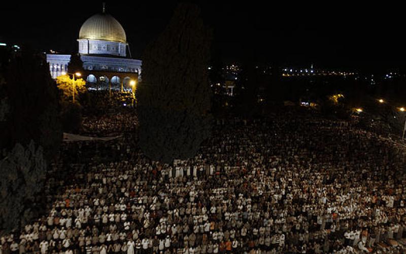 صور.. 300 ألف مصلٍ يحيون "القدر" بالأقصى