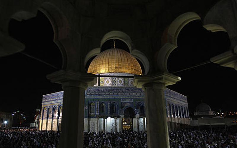 صور.. 300 ألف مصلٍ يحيون "القدر" بالأقصى