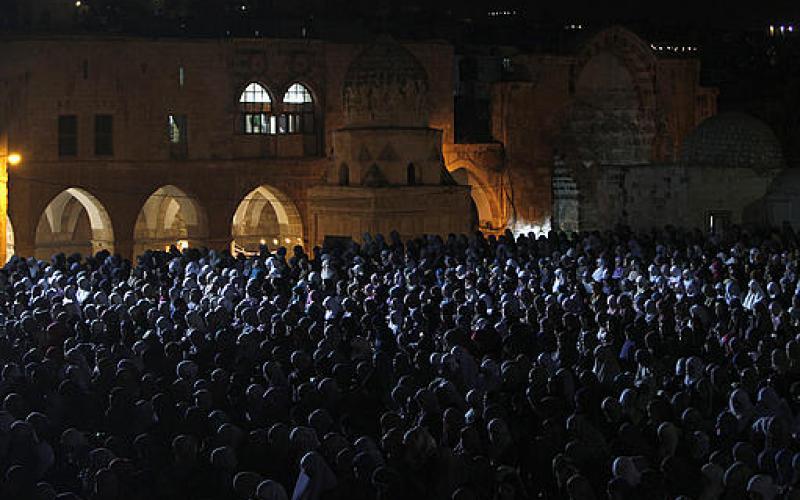 صور.. 300 ألف مصلٍ يحيون "القدر" بالأقصى