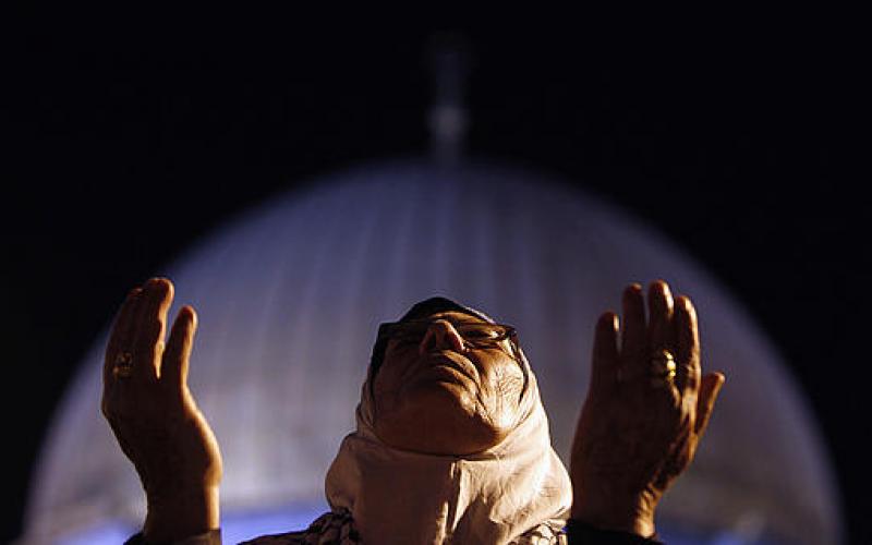 صور.. 300 ألف مصلٍ يحيون "القدر" بالأقصى