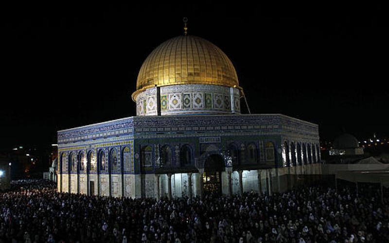 صور.. 300 ألف مصلٍ يحيون "القدر" بالأقصى