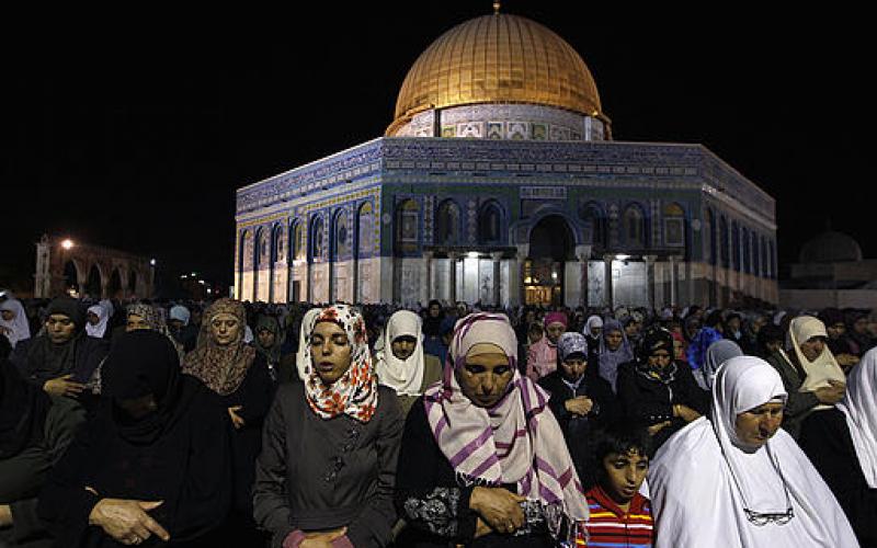 صور.. 300 ألف مصلٍ يحيون "القدر" بالأقصى