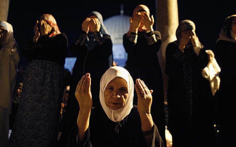 صور.. 300 ألف مصلٍ يحيون "القدر" بالأقصى