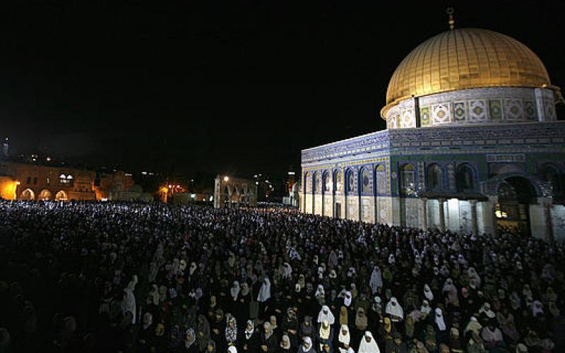 صور.. 300 ألف مصلٍ يحيون "القدر" بالأقصى